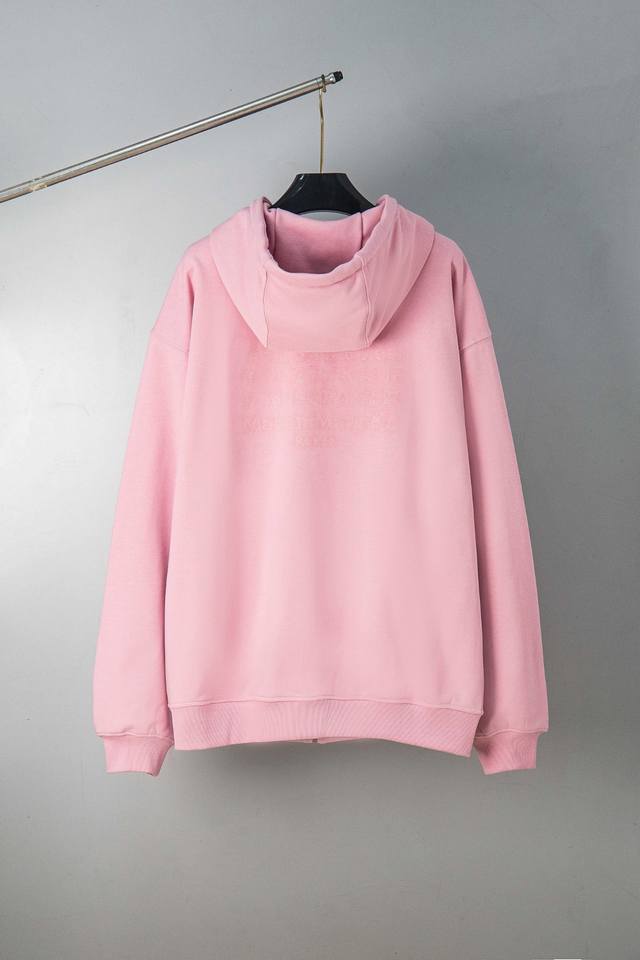 High-end Maisonmargiela cardigan with incomplete digital embroidery in a stunni