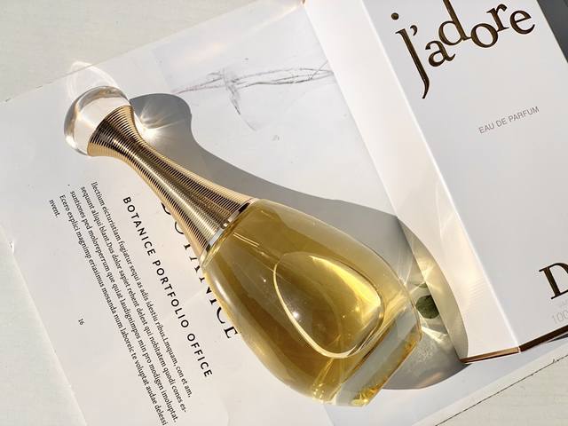 A knockout hit! ML Christian Dior J'adore Eau de Parfum is dominated by floral a
