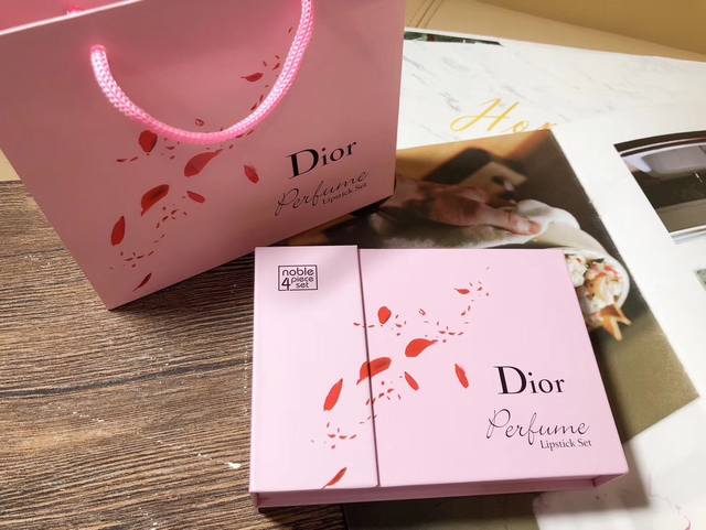 Counter version Dior four-piece gift box with counter handbag, Q version is sup