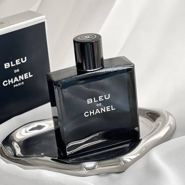 Chanel Bleu de Toilette for Men smells very high-end giving people a sense of fo