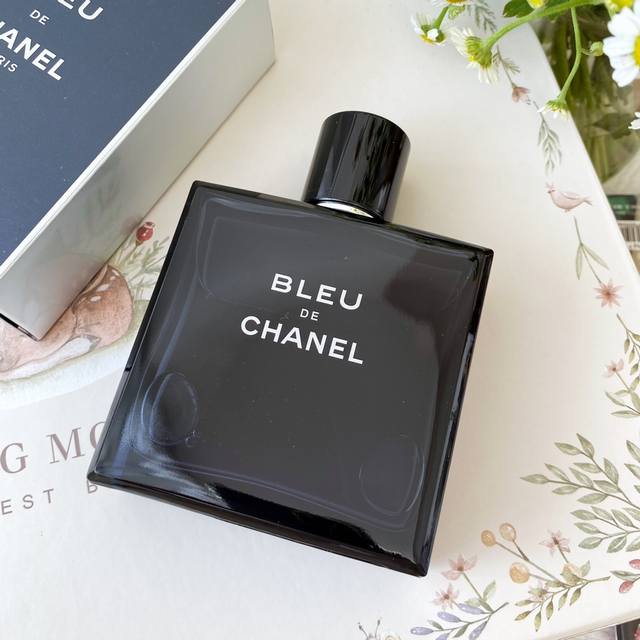 Chanel Bleu de Chanel Eau de Parfum, the same as William Chan's. Specifications