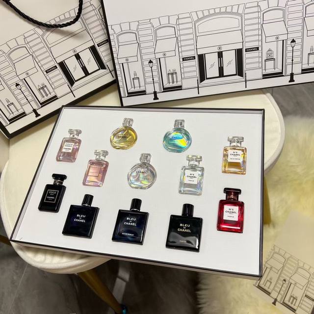 Chanel version of perfume family portrait Q version is small and super portable