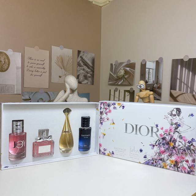 Dior Perfume Sample Gift Set (4-Piece Set, 30ml x 4) This 4-Piece Set of Dior Pe