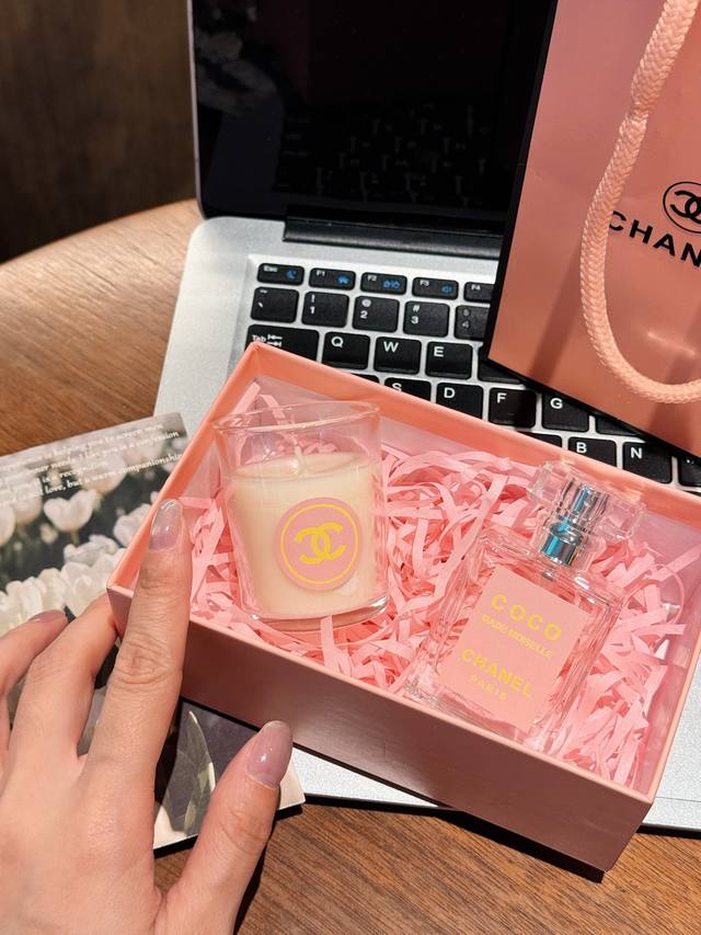 Chanel has arrived. First come, first served! Small and exquisite, it contains t