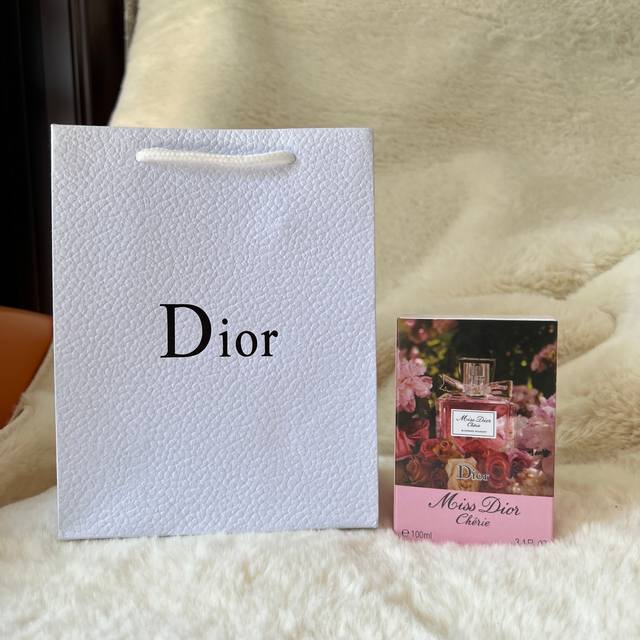 Comes with a handbag and a duty-free direct shipping anti-counterfeit sticker #