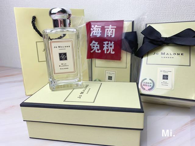 Details shot Her beauty is just like her fragrance, very elegant and high-end. T