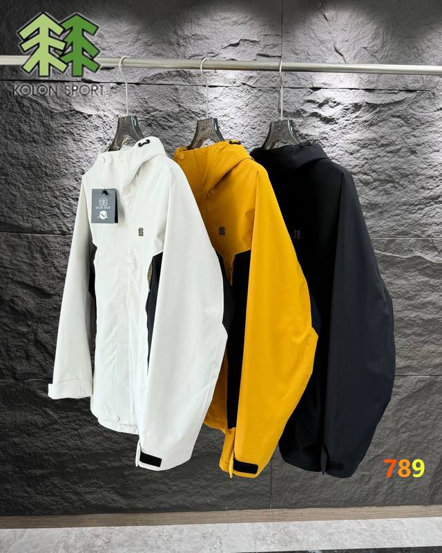Kolon Sport's new autumn tri-color outdoor softshell jacket , 3D silicone logo