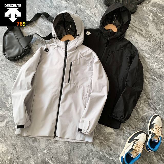 Descente Running Men's Woven Jacket, New Winter Style! Made with professional ou