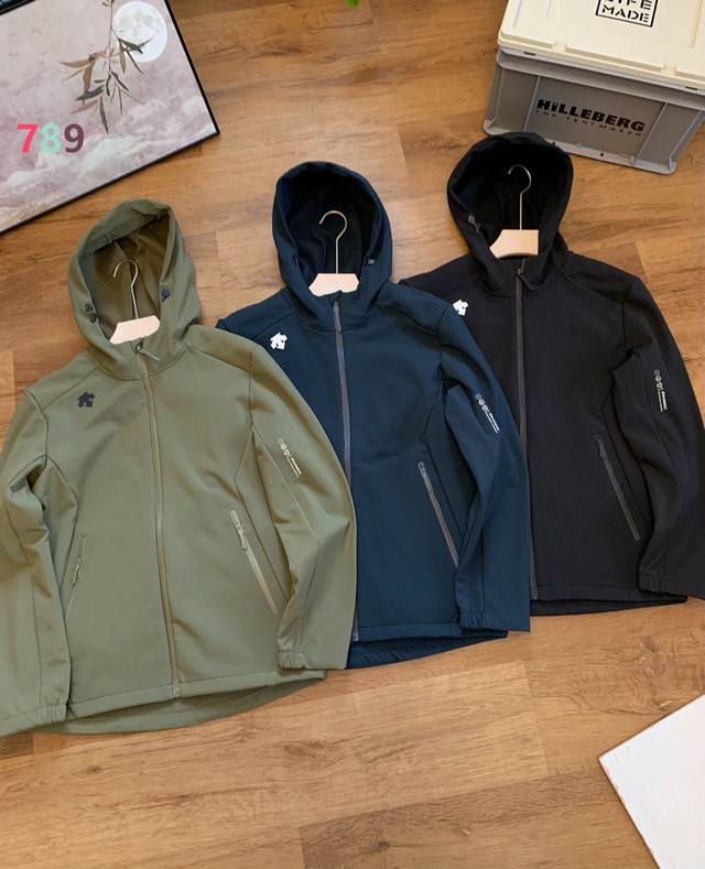 The same waterproof and breathable softshell fleece jacket as the Descente coun