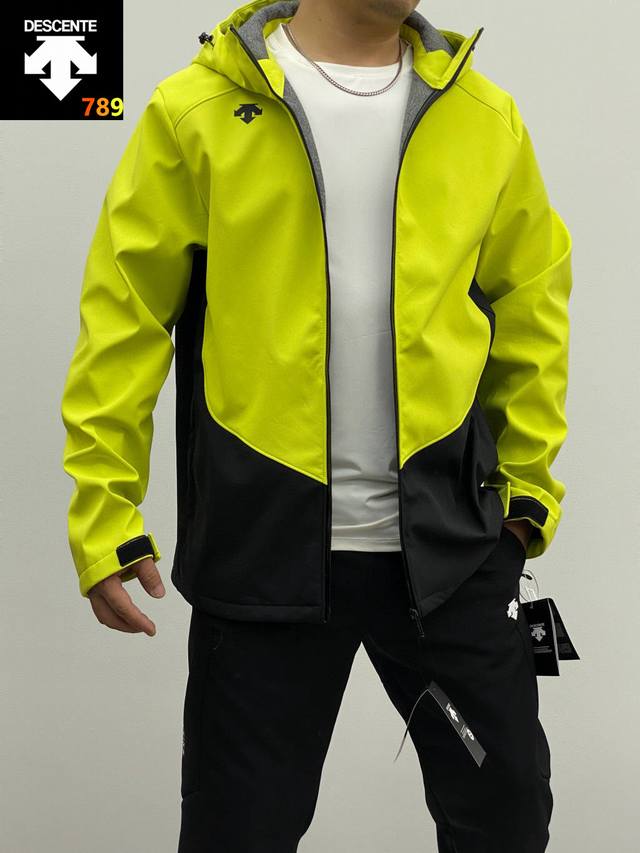 Descente Men's Outdoor Softshell Waterproof Hooded Fleece Jacket in a Colorblock