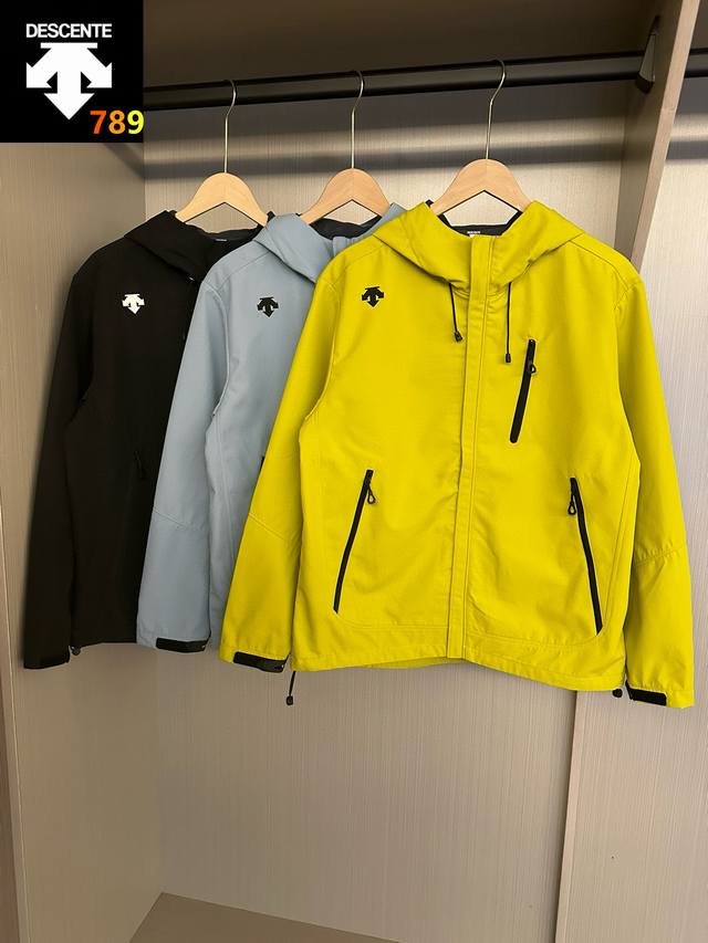 Descente Softshell Fleece Hooded JacketThis softshell jacket is windproof, water