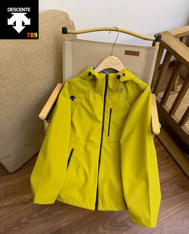 Descente triple-proof comfortable breathable soft shell jacket men's outdoor spo