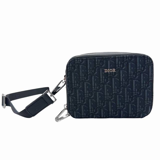 Recommended men's bag: a black Dior messenger bag that can be worn crossbody or