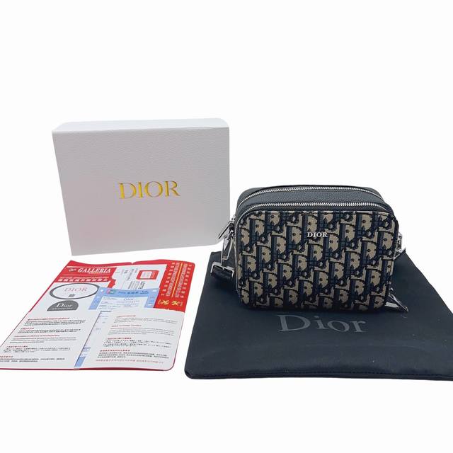 Dimensions: 17 x 12.5 x 5cm Recommended Men's Bag: Dior's Black Monochrome Clut