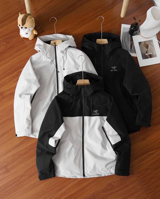 Three-in-one price reduction. Arc'teryx - Arc'teryx Autumn and Winter Men's and