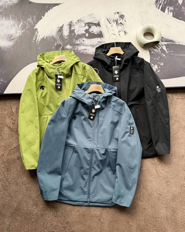 For 's Descente multi-functional outdoor softshell jacket! Triple protection: