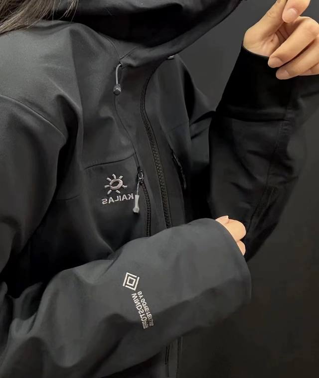 Kailas' new autumn/winter M8Ic-pro hooded softshell jacket is a windproof outdoo