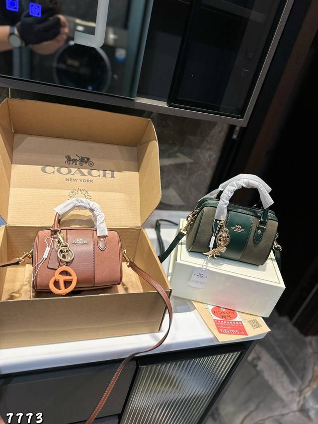 Gift box packaging suede Coach pillow bag shipped simultaneously with the count