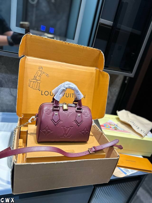 Gift box packaging Lv pillow bag is sweet and cool, a whole love to live in all-