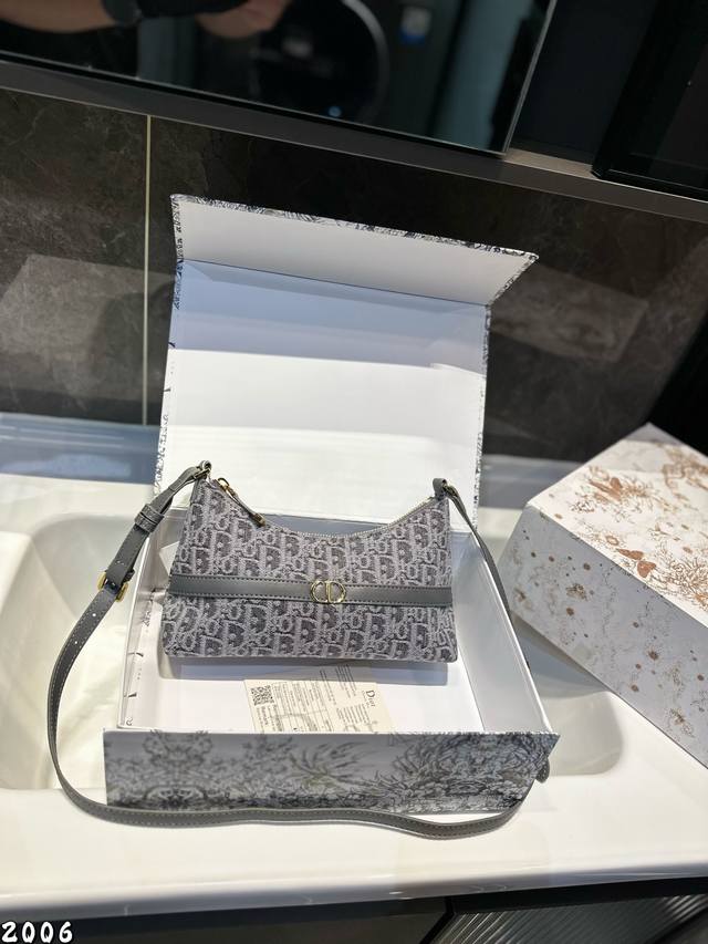 Gift box packagingDior Miss Caro Cigale is super gentle! Dior completely capture