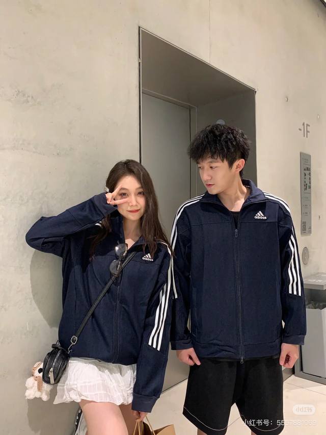Model picture Classic Adidas jacket, solid color, men's and women's spring and a