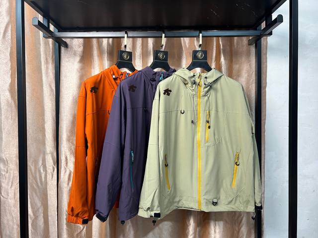 Descente 25Ss Triple-Proof Comfortable Breathable Softshell Jacket for Men: A Cl