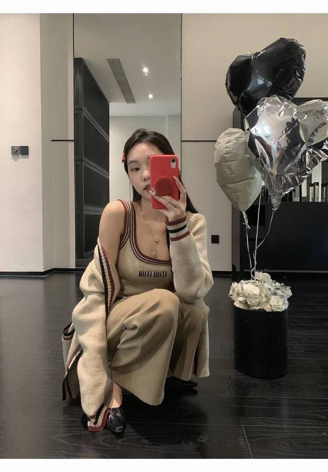 Haute couture two-piece suitMiumiu Miu Miu's new knitted two-piece suitCardigan