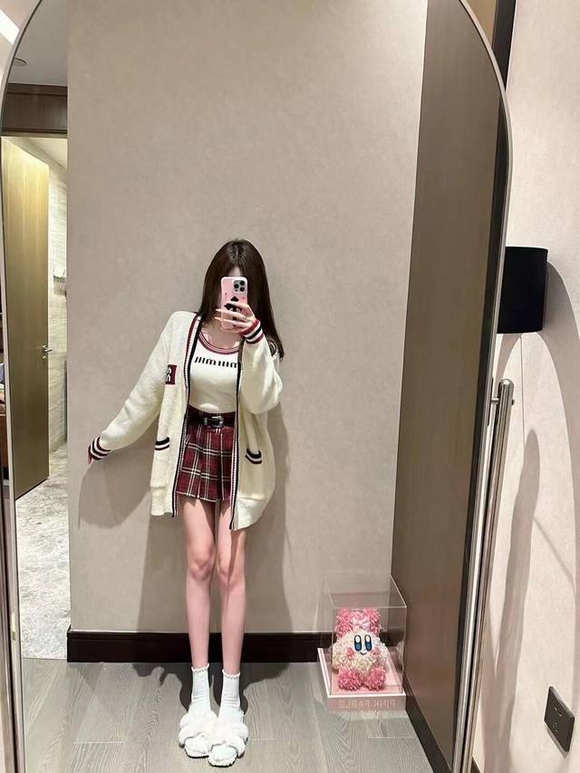 Haute couture two-piece suitMiumiu Miu Miu's new knitted two-piece suitCardigan