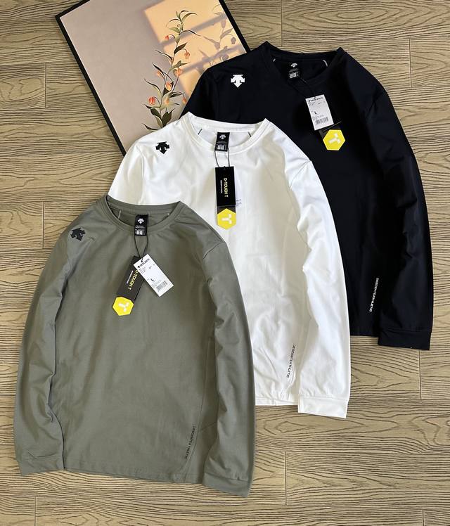 Descente Men's Long-Sleeved T-Shirt Made of textured knit fabric with a smooth,