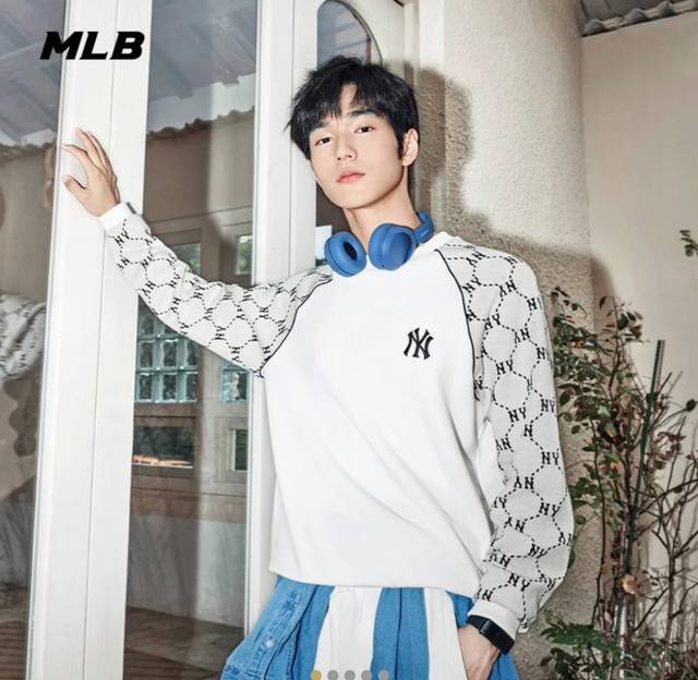 Model Picture# Mlb's new embroidered crewneck sweatshirt . Complete with three