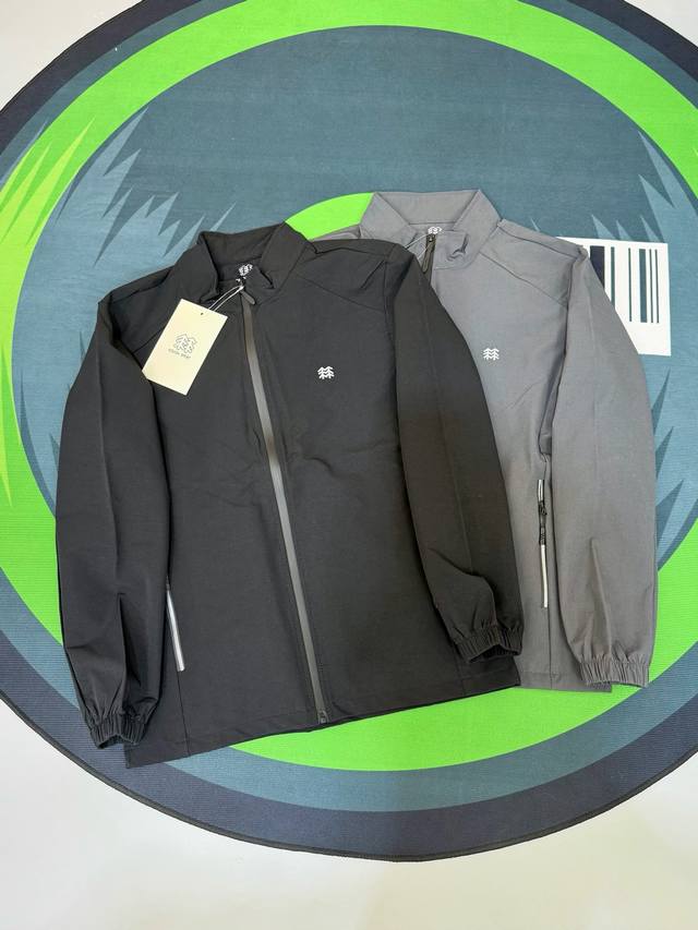 Kolon Sport small chest logo stand collar zipper jacketThe perfect fusion of bus