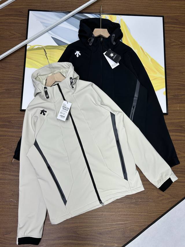 The Descente Men's Woven Softshell Jacket is designed for versatile training and