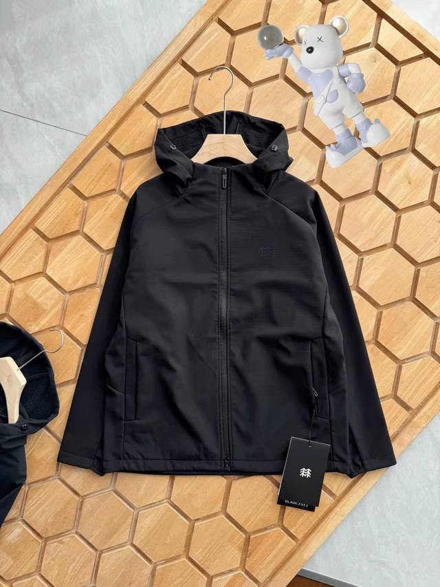 Kolon Sport's new fall/winter collection features unisex hooded, fleece-lined so