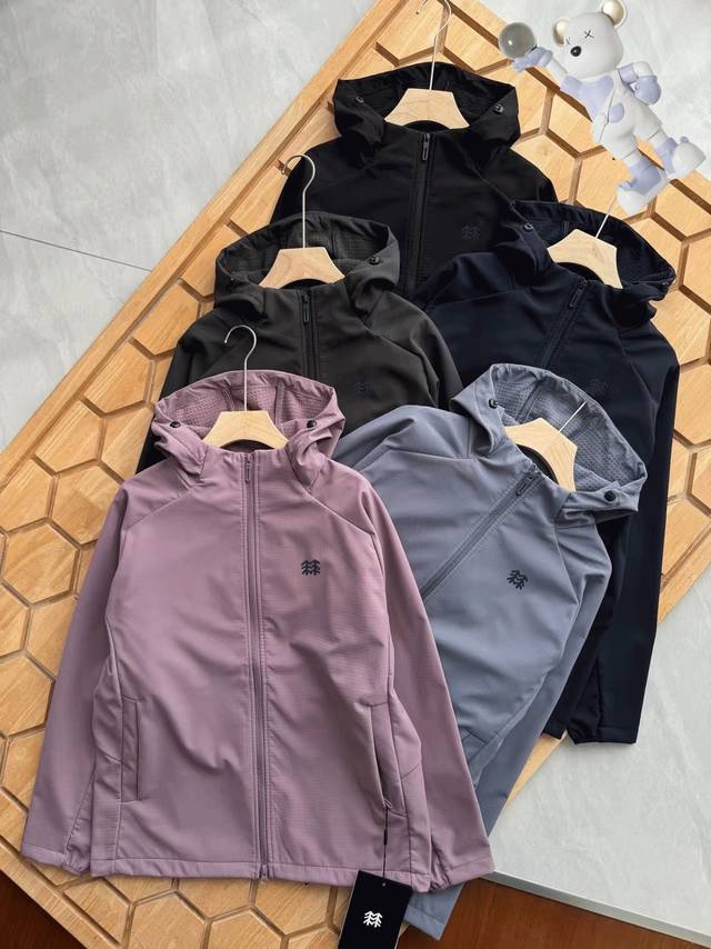 Kolon Sport's new fall/winter collection features unisex hooded, fleece-lined so