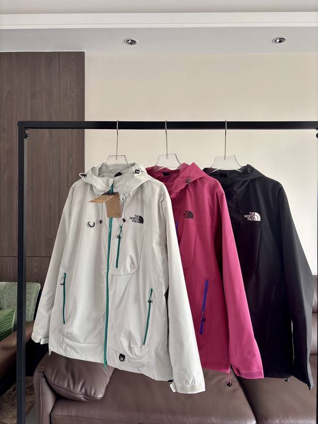 The North Face's new printed hooded jacket is the best quality, available now! T