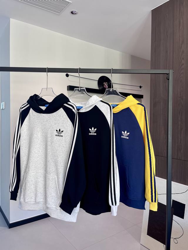 The same style as Adidas Trefoil counter is on sale. The classic color-blocked t