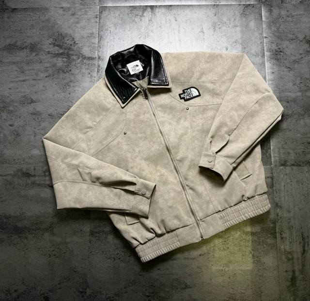 The North Face double collar featured cutting and splicing of leather material