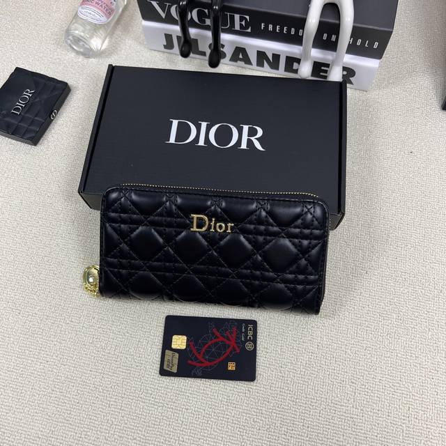 Comes with a gift box from the Dior brand. This Dior wallet and card holder is