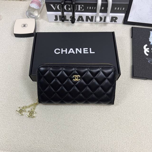 Comes with a counter gift box Chanel wallet and card holder The bag is made of