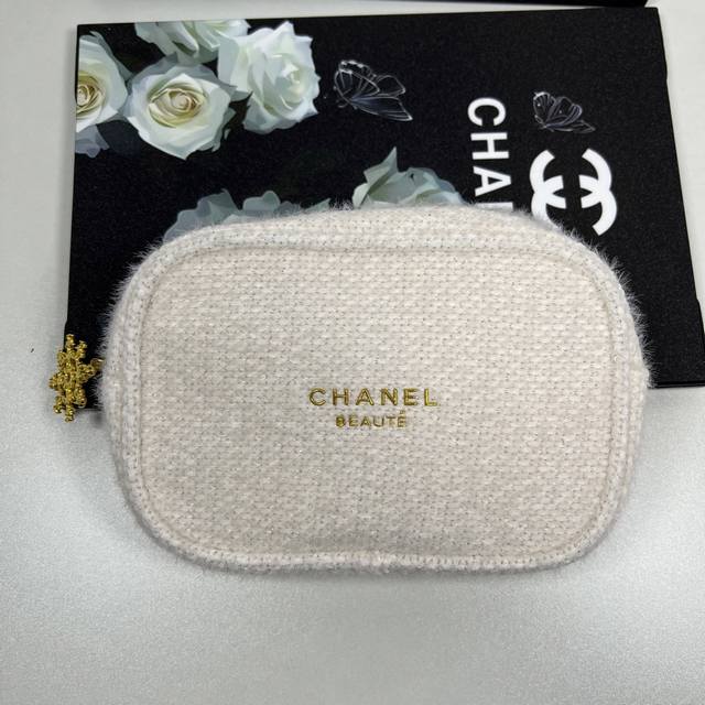 Comes with a counter gift box Chanel cosmetic bag The bag is made of cashmere,