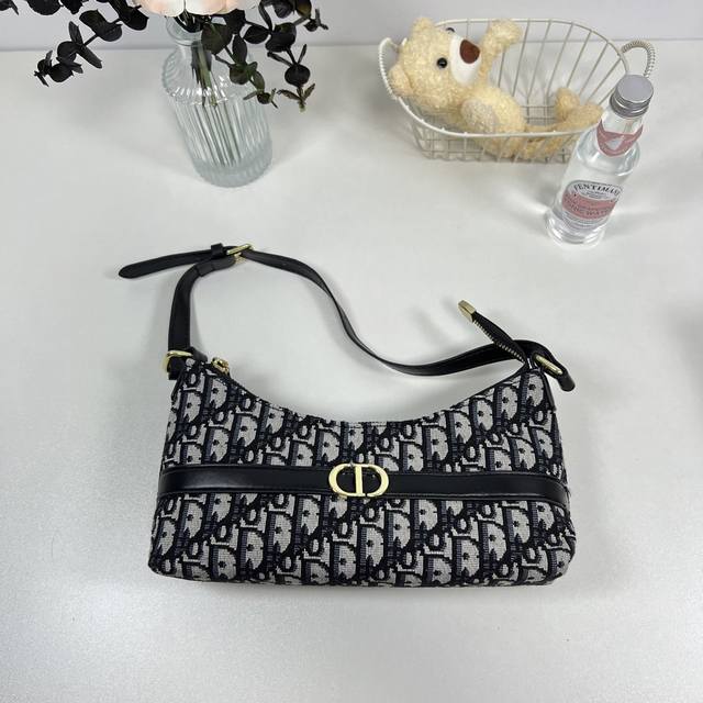 Comes with a designer gift box. Dior's new underarm bag, featuring natural, flo