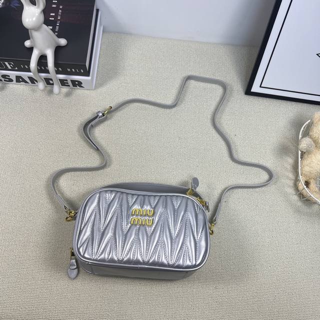 Comes with a custom gift box Miumiu's new bag . Adjustable chain, can be used