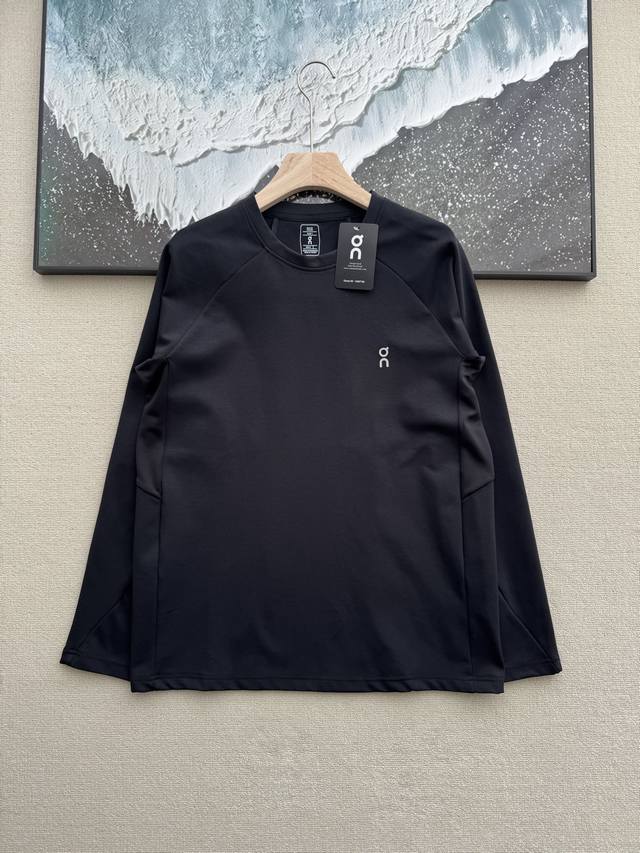 On's new long-sleeved sweatshirt base layer!! Lightweight and warm, it wicks swe