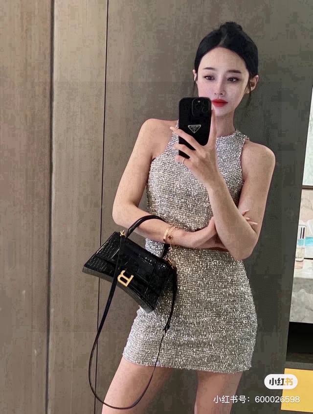 Balenciafa Hourglass Bag This bag has been a Balenciaga hit in recent years! Sin
