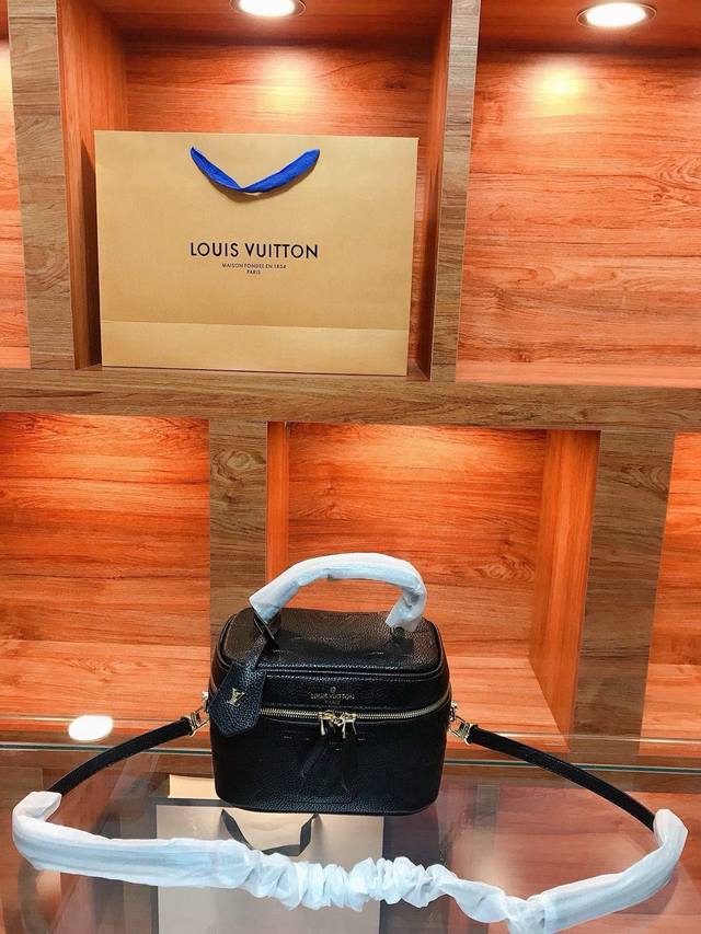 The Lv Vanity cosmetic bag has captured the hearts of countless women with its c