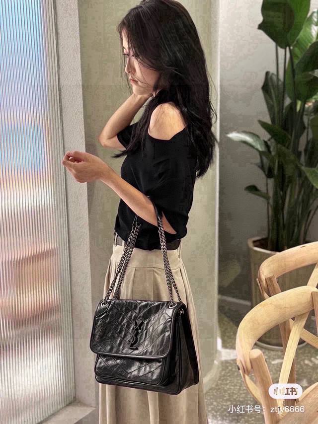 Ysl Niki Hobo Bag Black is always a classic. The exterior is made of waxed calfs
