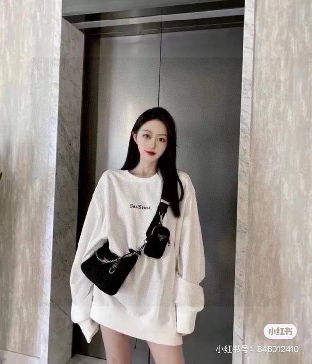 Prada Hobo 3-in-1 This bag has been incredibly popular in recent years. It's pra