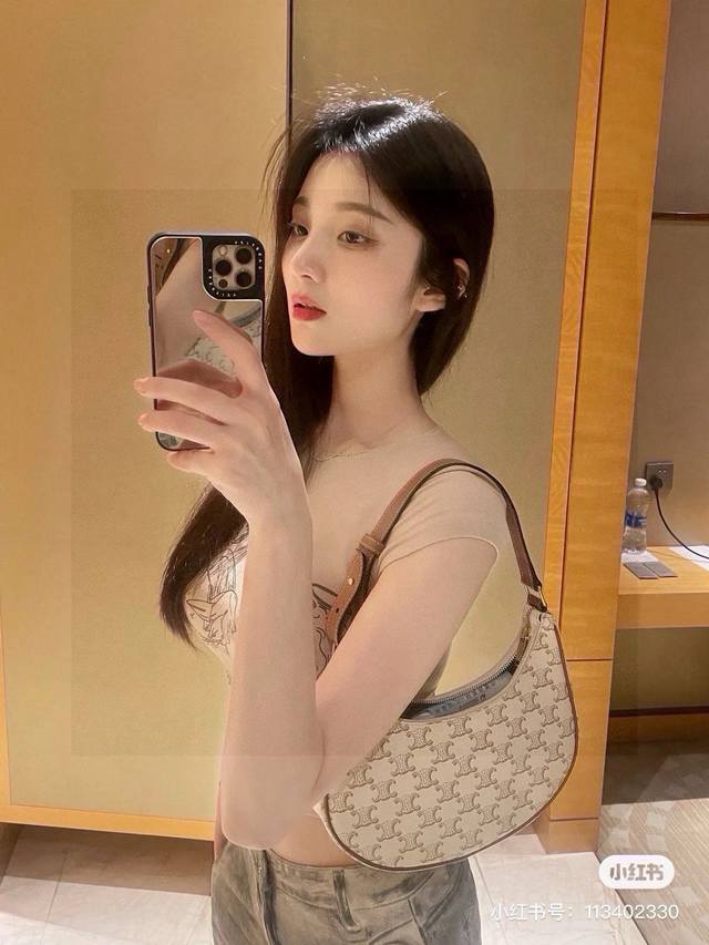Celine White Ava Underarm BagThis underarm bag is so gentle, the creamy white ba