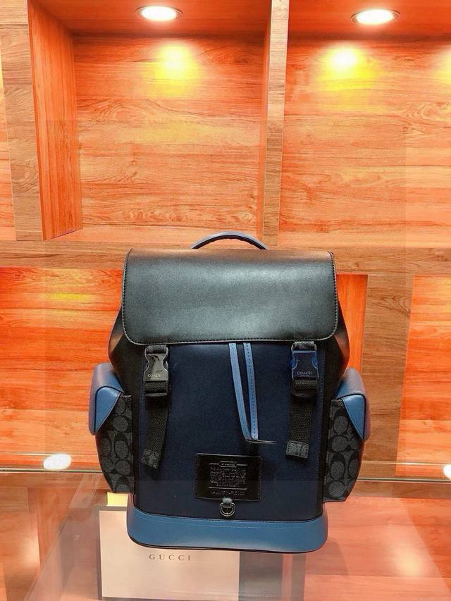 Coach's new men's backpack for the new year. With a simple and stylish design, t