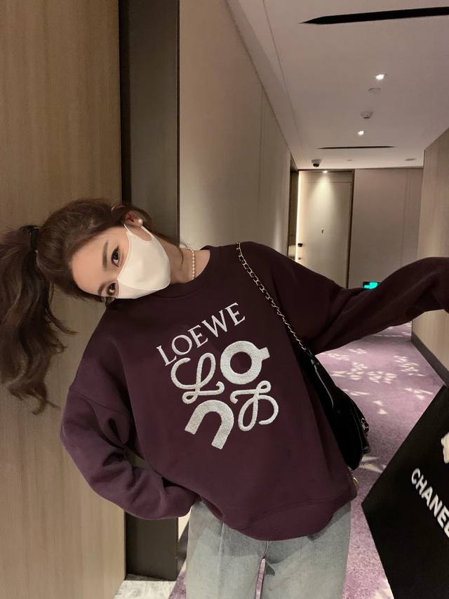 Loewe's new towel embroidered logo plum-colored round neck sweatshirtThe screen